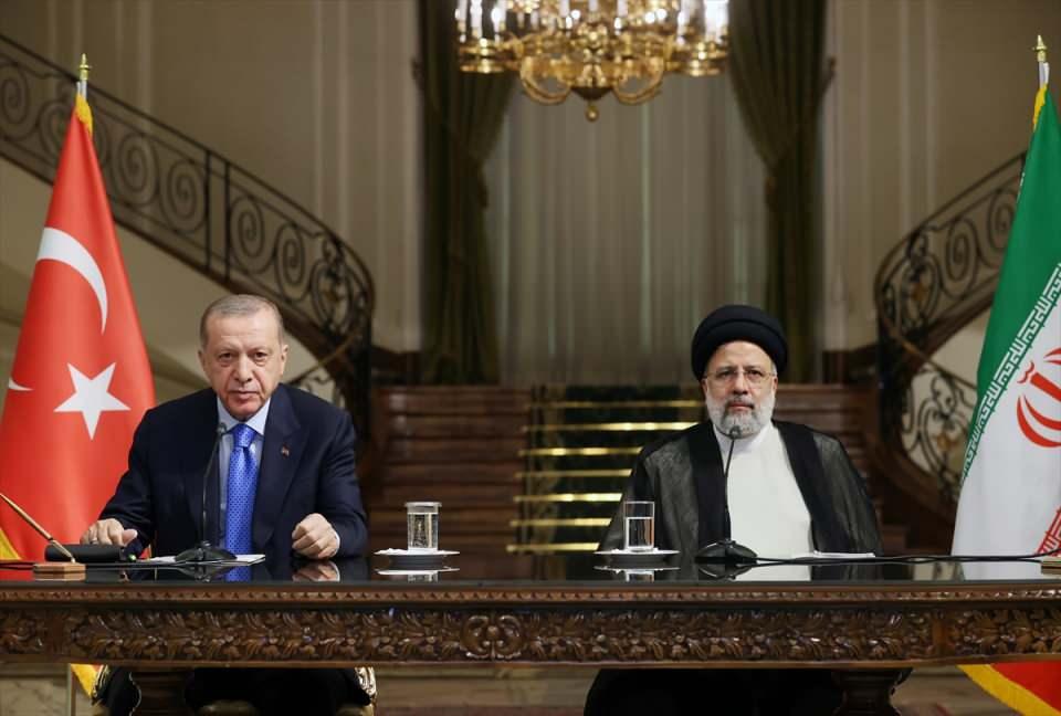 <p>Astana üçlüsü olarak liderlerle bir araya geleceklerini anlatan Erdoğan, şunları söyledi:</p>

<p>"Gerek Sayın Putin gerek şahsım gerekse Sayın Reisi bir araya gelerek gelişmelerin son halini masaya yatırmış olacağız.</p>
