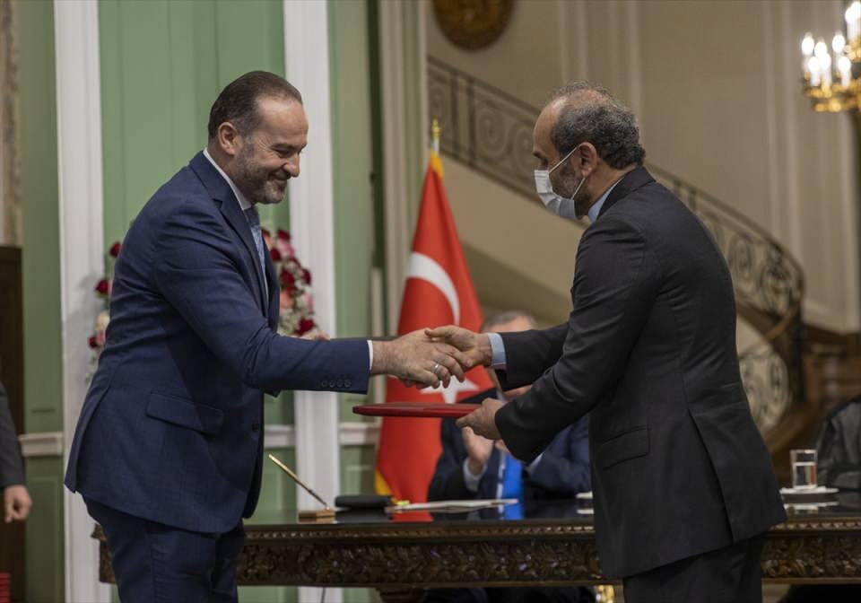 <p>Bu vesileyle tüm bakan arkadaşlarıma çok teşekkür ediyorum. Aralarındaki mutabakatı, dayanışmayı devam ettirmelerini özellikle kendilerinden rica ediyorum."</p>