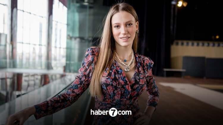 <p>Geçmiş dönemlerde yayınlanan Medcezir dizisinde Mira karakterine hayat veren ve günümüzde Alice müzikalinde rol alan Serenay Sarıkaya'da çok kazanan isimlerden biri. Ünlü oyuncunun haftalık kazancının 120 Bin TL olduğu söyleniyor.</p>