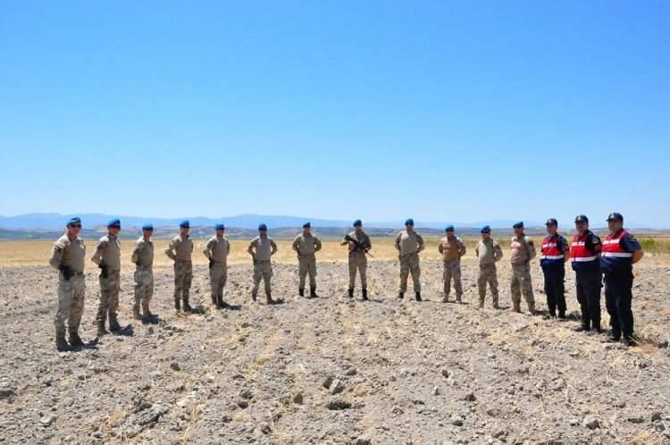 <p>JANDARMA KOMANDOLAR NÖBET TUTTU</p>

<p>Paylaşım konusunda anlaşamayan çiftçilerin arasında sık sık tartışmalar da yaşandı. 4 ayrı arazi kavgasında 1 kişi hayatını kaybetti, 2 kişi yaralandı. Bölgede tedbirler artırılırken, jandarma komandolar gölde nöbet tutmaya başladı.</p>

<p> </p>
