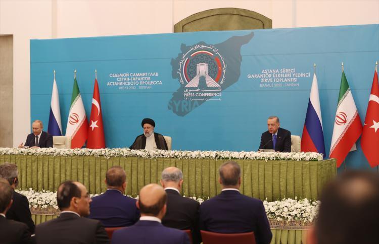 <p>Toplantının ardından, Erdoğan, İran Cumhurbaşkanı İbrahim Reisi ve Rusya Devlet Başkanı Putin bir süre sohbet etti.</p>
