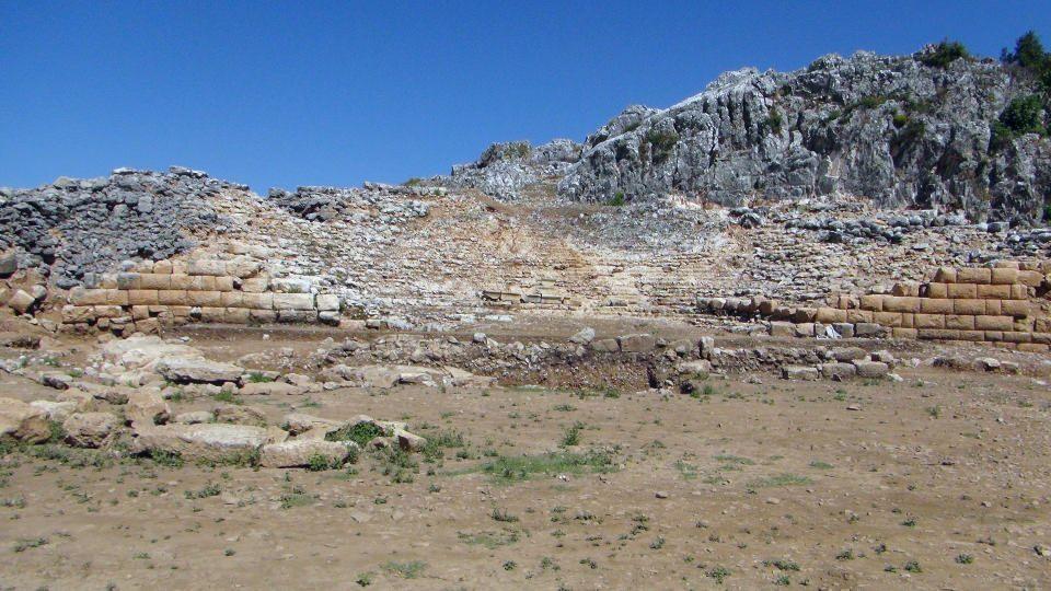 <p>Muğla’nın Ula ilçesi batısında Okkataş mevkiinde hakim bir tepe üzerinde yer alan Thera antik kenti kazı çalışmaları Muğla Müzesi başkanlığında Muğla Sıtkı Koçman Üniversitesi Arkeoloji Bölümünden Prof. Dr. Abdulkadir Baran tarafından yürütülüyor. </p>