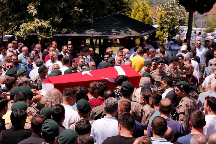 <p>Özer için İl Emniyet Müdürlüğü Merkez Kampüsü'nde tören düzenlendi.</p>
<p> </p>
