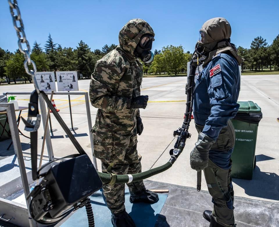 <p><strong> "Vazifemiz, TSK personelini KBRN konularında yetiştirmektir"</strong></p>

<p>TSK KBRN Okulu ve Eğitim Merkezi Komutanı Piyade Albay, AA muhabirine, merkezin KBRN konularında savunma eğitimi veren özel birlik olduğunu söyledi.</p>
