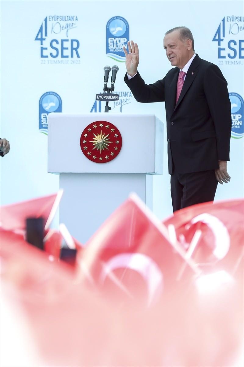 <p><em><strong>Hükümet olarak ülke ekonomisine zarar verme pahasına günlük kazanç peşinde koşanları yakından takip etiklerini vurgulayan Erdoğan, konuşmasını şöyle sürdürdü:</strong></em></p>

<p>"Milletimizin geleceğine balta vuran bu gözü doymazların hesaplarını ellerine tutuşturmakta kararlıyız. Türkiye'yi son 20 yılda nasıl her badireden çıkarmış, asırlık hizmetlerle buluşturmuşsak inşallah bugünkü sıkıntıları da yine biz çözeceğiz. </p>
