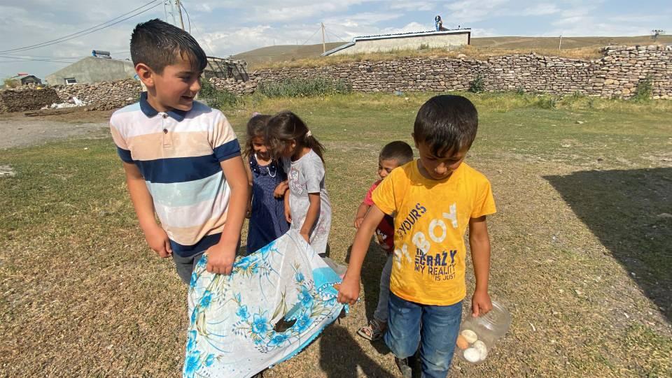 <p>Çocuklar tahta parçasının üzerine yazma örterek yağmur gelin adını verir ve evleri dolaşarak hediye toplar. </p>