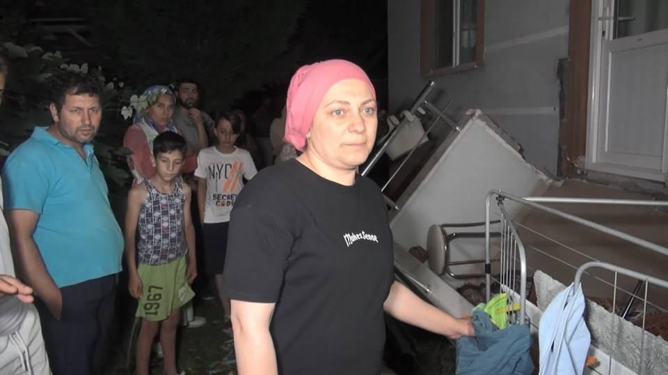 <p>Neye uğradıklarını şaşıran çift, adeta şoke oldu. Sesleri duyarak aşağıya inen bina sakinleri çiftin yardımına koştu. Panik olan Elif Duran hastaneye kaldırıldı. Tedavisinin ardından evine dönen kadın, balkonun haline isyan etti. Duran çiftinin ve bina sakinlerinin, müteahhitten şikayetçi olacakları öğrenildi.</p>