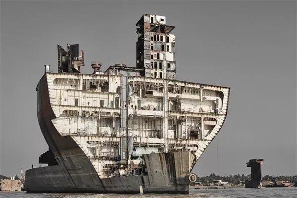<p>Bangladeş'te her yıl ortalama olarak 80 büyük okyanus gemisi ve petrol tankerinin sökümü yapılıyor. Bu iş için 22 gemi söküm tersanesinde yaklaşık 30 bin işçi çalışıyor.</p>

<p> </p>
