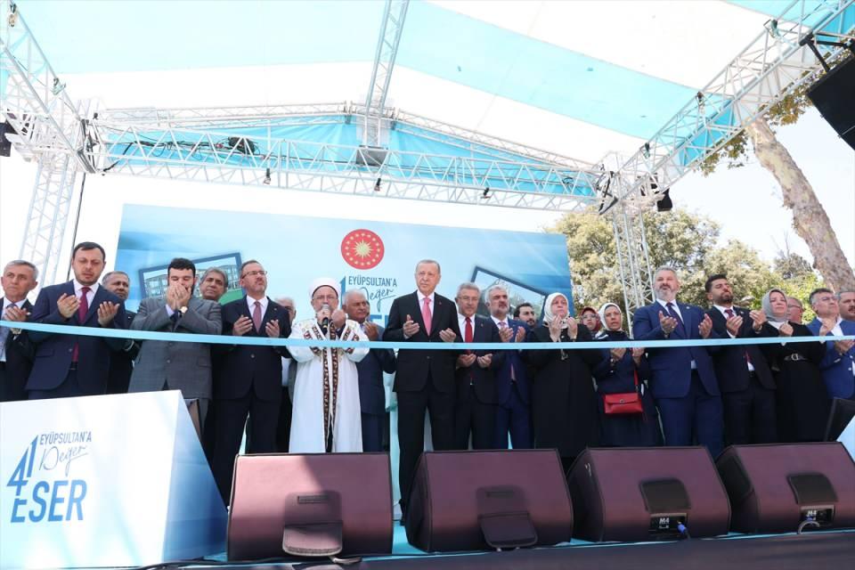 <p>Cumhurbaşkanı Erdoğan, Eyüpsultan'da düzenlenen "41 Ayda 41 Eser Toplu Açılış Töreni"nde yaptığı konuşmada, İstanbul'un kendine hizmet edenleri baş tacı yapmayı bildiği gibi ihmal ve ihanet edenleri tarihe gömmeyi de çok iyi bildiğini söyledi.</p>

<p> </p>
