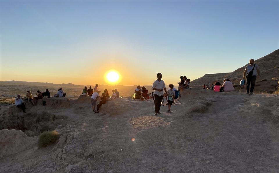<p>Fakat Kapadokya'da misafirler günlerini dolu dolu geçirebiliyor. Sabahları gün doğumu vaktinde 156 balon kalkıyor.</p>