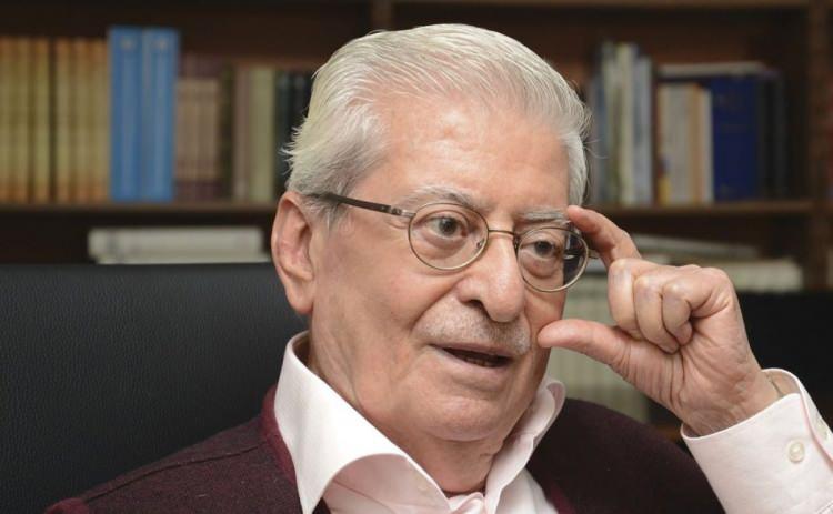 <p>Lise mezuniyetinin ardından İstanbul Üniversitesi Gazetecilik Enstitüsü'nü başarı ile tamamladı. Daha sonra, İstanbul Üniversitesi Hukuk Fakültesi'ni başladı. 1967'de buradan da mezun oldu. </p>
<p> </p>
<p> </p>