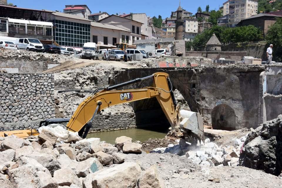 <p>Cumhurbaşkanı Recep Tayyip Erdoğan'ın başbakan olduğu 2008 yılındaki ziyareti sırasında gündeme gelen, uzun bir çalışmayla hayata geçirilen 'Dere Üstü Islah Projesi' kapsamında, Bitlis kent merkezindeki yıkıma 29 Eylül 2019'da başlandı. İlk olarak, mülkiyeti İl Özel İdaresi'ne ait, halk arasında 'Hanedan Otel' olarak bilinen, içinde 1 otel ve 39 iş yeriyle bazı resmi kurumların bulunduğu 5 katlı bina yıkıldı. </p>
<p> </p>