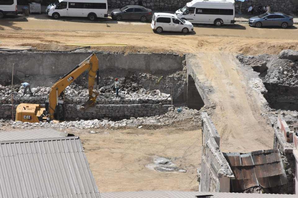 <p>Bitlis Eren Üniversitesi (BEÜ) Fen Edebiyat Fakültesi Öğretim Üyesi Prof. Dr. Mehmet Demirtaş, Çevre Şehircilik ve İklim Değişikliği Bakanlığı tarafından yürütülen proje kapsamında dere üstündeki 8 köprünün restorasyonuna başlandığını, çalışmalara ilgili kurumların da dahil edilmesi gerektiğini söyledi.<br />
</p>