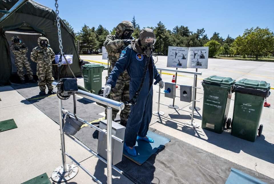 <p><em><strong>Albay, KBRN savunmasında Hava Kuvvetleri Komutanlığının NATO ve uluslararası platformdaki yerine ilişkin şunları kaydetti:</strong></em></p>
<p>"Uluslararası platformlarda ve NATO bünyesinde görünürlük, imkan ve kabiliyetimizin sergilenmesi kapsamında düzenlenen etkinliğe ev sahipliği yaptık. Antalya Hava Meydan Komutanlığında 2016 ve 2021'de Hava Kuvvetleri Komutanlığı ve Türkiye'nin ev sahipliğinde NATO Toxic Trip-2021, KBRN Savunma Tatbikatı yaptık. Bu tatbikata 17 ülkeden 600'ü aşkın personel katıldı. Başarılı şekilde gerçekleştirilen bu tatbikatta, TSK'nın KBRN kapsamında imkan ve kabiliyeti sergilenmiş, Türkiye'nin gücü uluslararası platformlarda gösterilmiştir."</p>