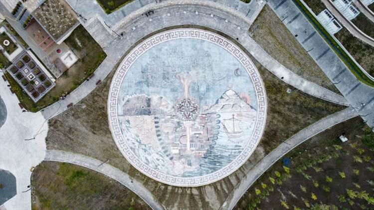 <p>Hatay'da, 44 şehirden getirilen mermer taşlarla oluşturulan 1600 metrekarelik "dünyanın en büyük tek parça taban mozaiği" unvanıyla Guinness Rekorlar Kitabı'na giren "Ortak Varoluş Mozaiği", kentin kültür turizmini hareketlendirecek.</p>