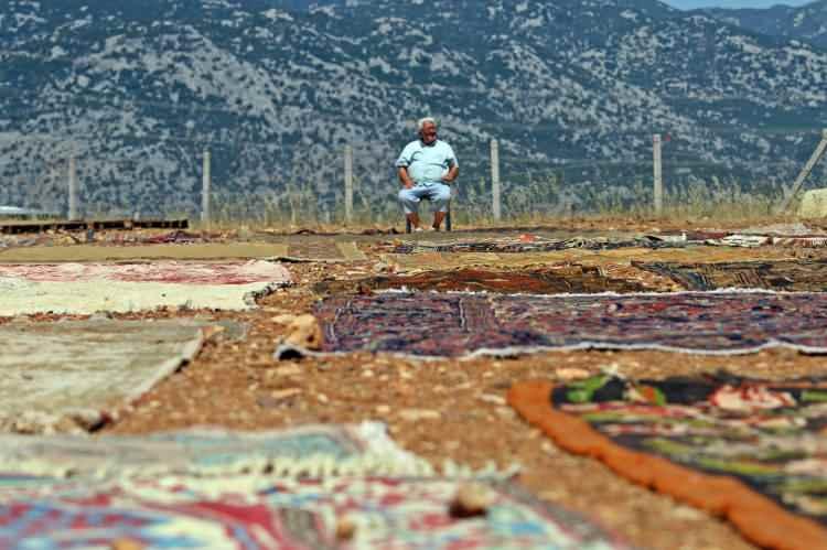 <p><strong>“En değerlisi 6 bin dolar”</strong></p>
<p>50 yıldır halıcılık yapan Halil Börekçi, yeni dokunmuş halıdan 100 yıllık halıya kadar yaklaşık 50 bine yakın halıyı bu sezon işlemden geçirdiklerini belirtti. </p>