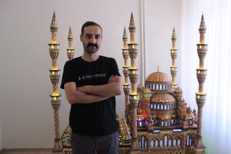 <p>Caminin mimari yapısının dünyada eşi benzeri olmadığını kaydeden Kahraman, eseri hakkında şu bilgileri verdi: “Bu cami taklit değildir, tamamı benim hayal ürünümden ortaya çıkmıştır. İslam dininin 32 farzını ifade etmesi açısından ana kubbe çapını 32 santimetre yaptım. 4 hak mezhebimizin 4 imamını temsilen 4 sütun kullandım. 6 minare ise imanın 6 şartını ifade ediyor. Tüm minareler eşit ve 18 şerefelidir. Bu da 18 bin alemi işaret ediyor. Camimizdeki 4 kapı, 4 hak mezhebi anlatıyor. Bu camiye 4 hak mezhepten de medeniyet ve İslam anlayışının girmesini ifade ediyor. Camide Gazze Devleti, Memlük Devleti, Selçuklu Devleti ve Osmanlı Devleti’nin mimarisinden yola çıktım. Ayrıca modern mimari esintileri de mevcut. Cami, 5 medeniyetin mimarisinden izler taşıyor."</p>
