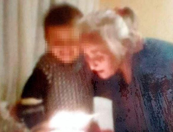 <p>Muhammet'in anneannesi Asuman A. tarafından bakıldığı dönemdeki mutlu ve sağlıklı fotoğrafları ortaya çıktı.</p>

<p>Fotoğraflarda, anneannesine sevgiyle sarılan Cem Muhammet, gülerek doğum gününü kutluyor.</p>

<p>.</p>

