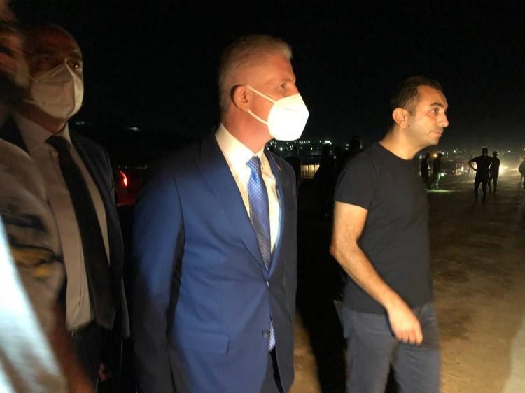 <p>Gaziantep Valisi Davut Gül, Organize Sanayi Bölgesi’ne ait atık havuzundan Tarsus-Adana-Gaziantep (TAG) Otoyolu’na sızan atıkla ilgili, "Atık havuzunun taşmasıyla otoyolda çok fazla çamur birikti. Çok şükür ölen vatandaşımız yok" dedi.</p>