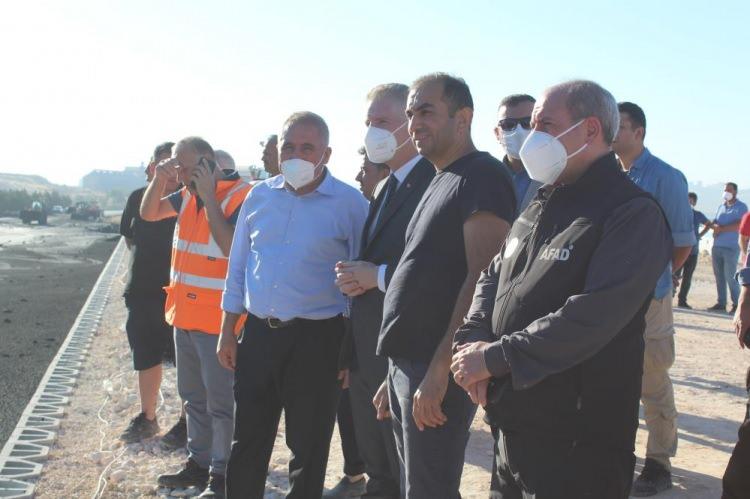 <p>OSB Başkanı Cengiz Şimşek ve diğer yetkililerle görüşen Vali Gül, yoldaki çalışmalara ilişkin açıklama yaptı.</p>
<p>Yaşanan olayda herhangi bir can kaybının yaşanmadığını vurgulayan Gül, TAG Otoyolu’nun kapanan kısmının öğlenden sonra trafiğe açılmasını beklediklerini kaydetti.</p>