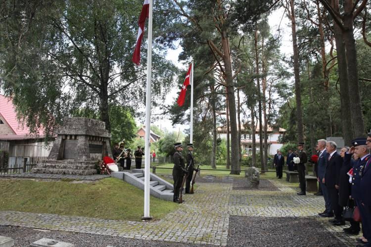 <p>Cesis Belediyesince çevre düzenlemesi yapılan şehitlikte 26 şehidi temsilen üzerinde ay yıldız bulunan mezar taşları bulunuyor.</p>
<p>İki tarafında şehitlerin adının yer aldığı anıtta Türkçe ve Letonca, "Burada Türk-Rus savaşında Plevne'de esir düşüp Cesis'te ölen 26 Türk eri gömülüdür" ifadesi yer alıyor.</p>
<p>Bakan Akar şehitliğin ardından Lielvarde Hava Üssü'nü de ziyaret etti.</p>