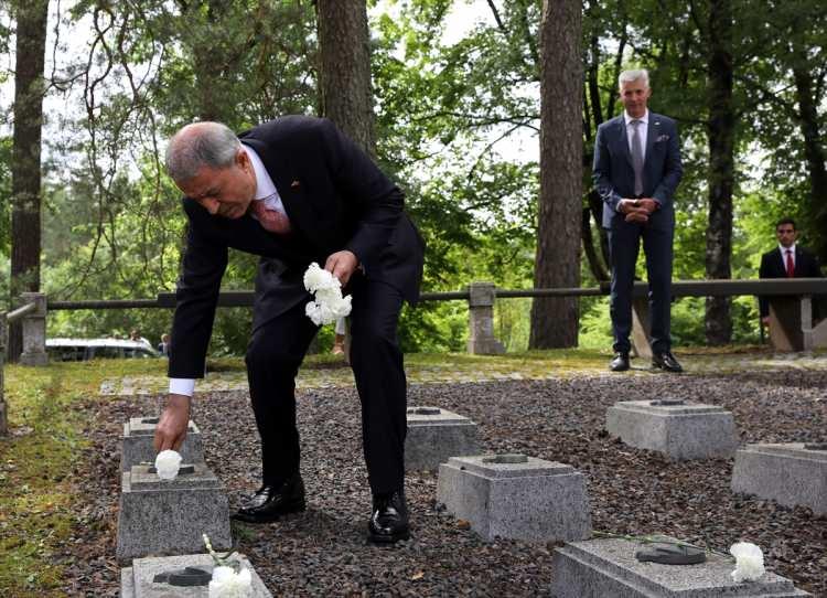 <p>Milli Savunma Bakanı Hulusi Akar beraberinde Letonya Başbakan Yardımcısı ve Savunma Bakanı Artis Pabriks ile Cesis Türk Şehitliği'ni ziyaret etti.</p>