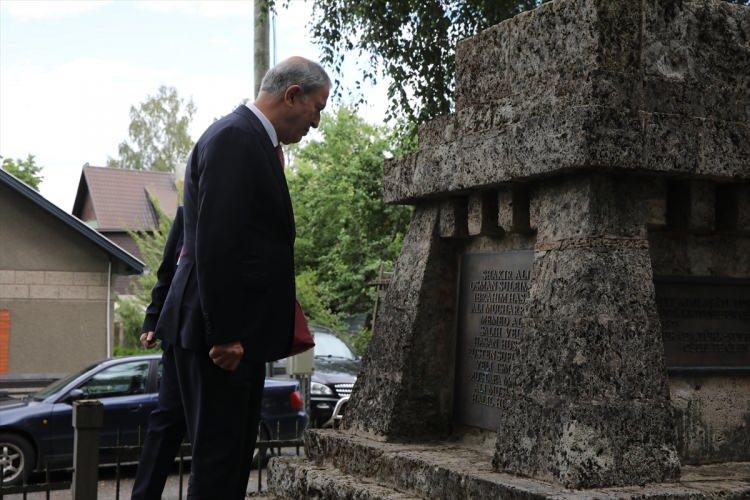 <p>Buradaki Türk Şehitliği'ne gelişinde Türkiye'nin Riga Büyükelçisi Gülsun Erkul'dan bilgi alan Bakan Akar, Letonya Başbakan Yardımcısı ve Savunma Bakanı Pabriks ile şehitliğe çelenk koydu.</p>