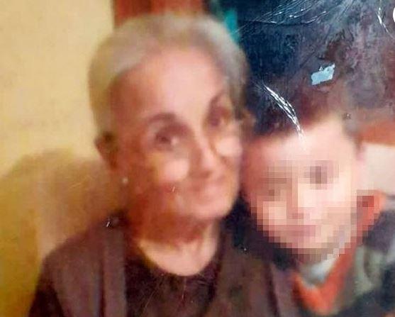 <p>Öte yandan anne Yasemin Acar'ın avukatı Dilek Sezgin, Muhammet'i bu hale getiren teyze Kamuran Pınar Acar'ın gerekli cezayı alması için hukuki mücadeleyi başlattıklarını söyledi.</p>

<p> </p>

<p>"OĞLUM ANNEANNESİNDE İKEN GAYET SAĞLIKLI İDİ"</p>

<p> </p>

<p>Yasemin Acar, annesi Asuman Acar'ın 5 Mart 2020 tarihinde vefat ettiğini söyledi. Annesini İstanbul Şile İmrenliköy Mezarlığına toprağa verdikten sonra oğlu Muhammet'in kız kardeşi Kamuran Pınar A. tarafından kendisini darp edilerek kaçırıldığını da belirten anne Acar, "Ben şikayetimi gerekli makamlara yazılı olarak yaptım. Sonuç alınamadı" diye konuştu.</p>

<p> </p>

<p>.</p>

<p> </p>

<p>.</p>
