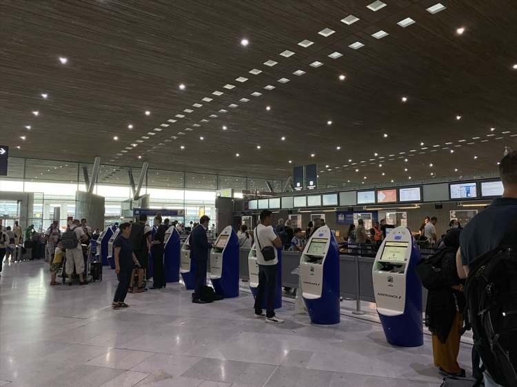 <p>Çok sayıda uçuşun iptal edildiği havalimanındaki uçuşların bir kısmı Rotterdam ve Eindhoven şehirlerindeki çevre havalimanlarına kaydırılıyor. </p>
<p> </p>
<p> </p>