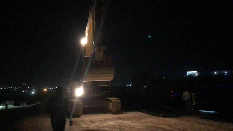 <p>Su birikintisi nedeniyle bazı trafik kazalarının da meydana geldiği bildirildi. Yolun bazı bölümlerinde su seviyesinin derinleştiği, bazı araçların da mahsur kaldığı aktarıldı.</p>

