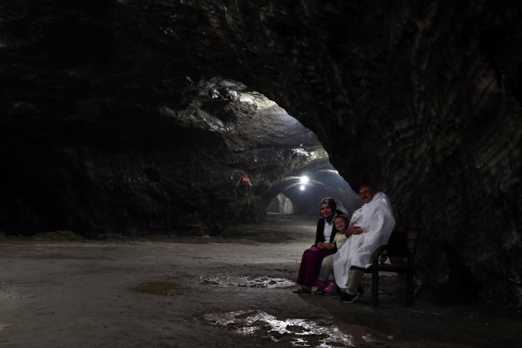 <p>Belediyenin hazırladığı proje ile Hititlerden beri kullanıldığı bilinen, içinde yıllarca yapılan üretim sonucu birçok galeri oluşan mağara, sağlık turizminin yanı sıra sanatsal faaliyetler ve çeşitli etkinliklere de ev sahipliği yapacak.</p>