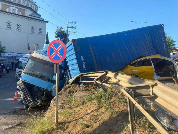 <p> Tırın dorsesi ise seyir halindeki Osman Aras (55) idaresindeki 16 T 4041 plakalı ticari taksinin üstüne devrildi. Arkadan gelen 5 araç da duramayarak zincirleme kaza yaptı.</p>
