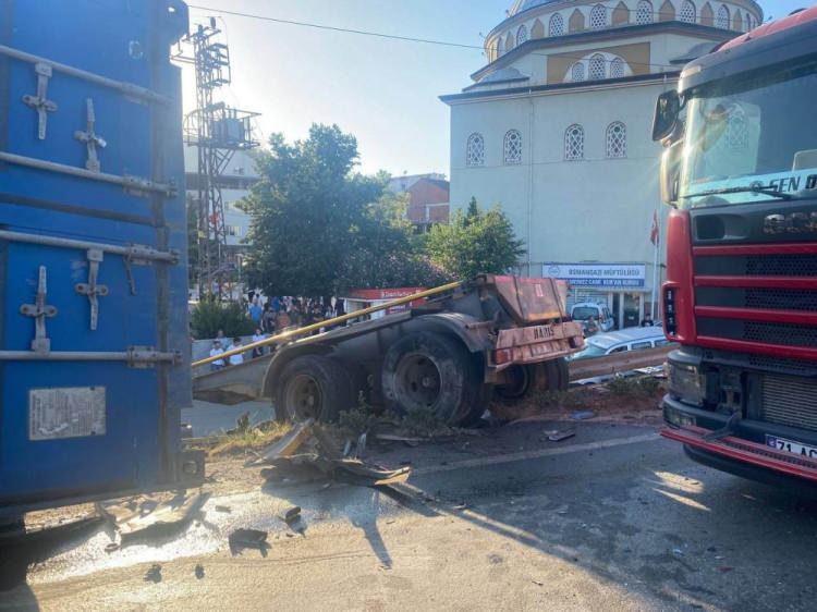 <p>Kazanın hemen ardından tır sürücüsü olay yerinden kaçtı. Kapanan yolda kilometrelerce araç kuyruğu oluşurken, kaza yapan araçların yoldan kaldırılmasının ardından yol yeniden trafiğe açıldı</p>
