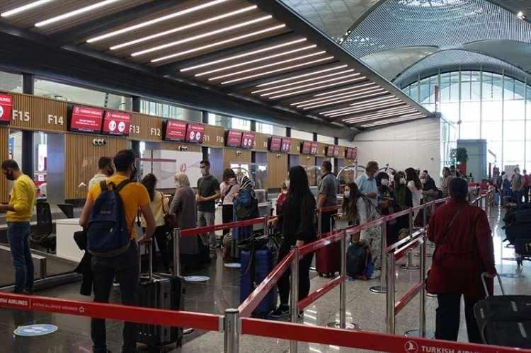 <p>Bu ay 6 milyon yolcuya ev sahipliği yapan havalimanında yolcular check-in için ortalama 1 dakika harcadı. </p>

