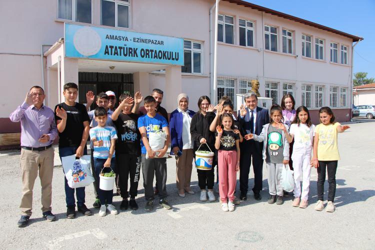 <p>Sebzelerin gelişiminde de sıra dışı şekilde süt kullanıldı. Damla sulama yapılırken depodaki suya süt ve toz maya da ekleniyor.</p>