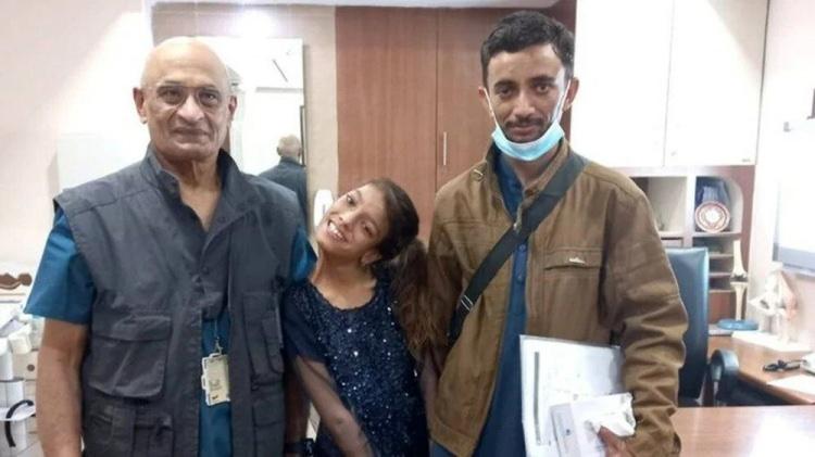 <p>Pakistan’da yaşıyan Afsheen Gul adlı kız çocuğunun boynu henüz bebekken geçirdiği bir kaza nedeniyle 90 derece eğimli kaldı.<br />
<br />
Aynı zamanda serebral palsiden de muzdarip Afsheen hayatı ise Hintli bir doktorun ondan haberdar olmasıyla değişti. İşte, yoksul bir ailede doğan 13 yaşındaki kız çocuğunun ilham veren hayat mücadelesi...</p>