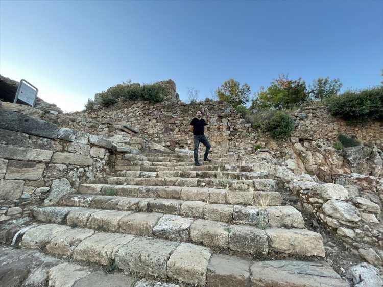 <p>Ergürer, Syedra'da çalışmaların daha çok başında olduklarına işaret ederek, mozaiklerin olduğu dönemlerde kentin nüfusunun 5-6 bin civarında olabileceğini kaydetti.</p>

