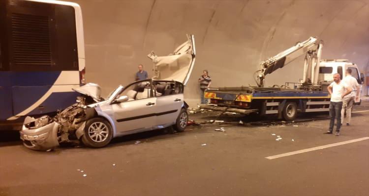 <p>Kazadan dolayı trafik kontrollü sağlanırken hasar gören araçlar çekici ile kaldırıldı. Kazayla ilgili inceleme başlatıldı.</p>