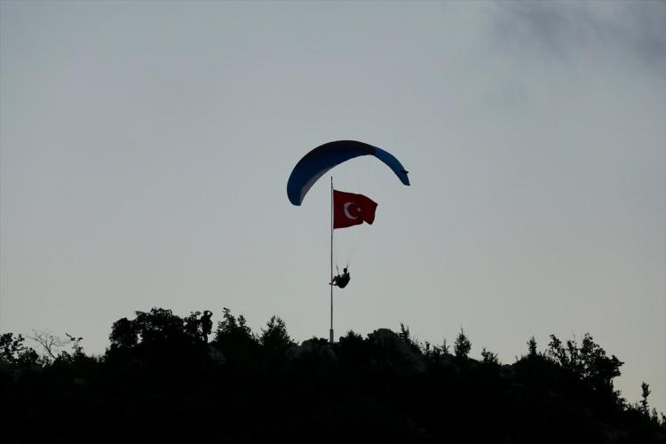 <p>Türkiye'deki havacılık kulüplerinden 85, yurt dışından 15 paraşütçü olmak üzere 100 paraşütçü, Kapıkaya Tepesi'nden tandem (ikili) ve single (tekil) atlayış gerçekleştirdi.</p>
