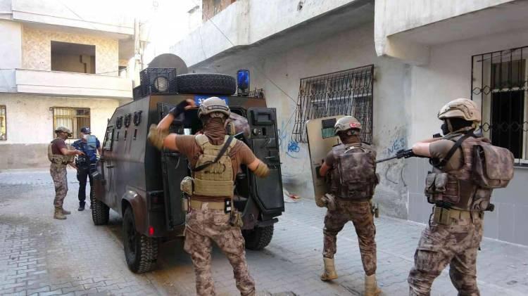 <p><strong>21'İ GÖZALTINA ALINDI</strong></p>
<p>Bu sabah "Temizleme" adı verilen operasyon düzenleyen ekipler, aralarında HDP Mersin İl Başkanı Bedriye Kuş, HDP'li Meclis üyeleri Nevzat Baran, Ali Tanrıverdi, Nuriye Arslan ile Mehmet Bitkin'in de bulunduğu 21 kişiyi gözaltına aldı.</p>
<p> </p>