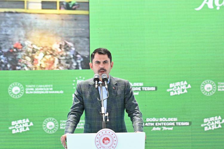 <p>İş yapmaya niyetleri yok</p>
<p>Bursa’da sıfır atık projesi kapsamında toplam belediye atıkları içerisinde geri kazanım oranının yüzde 4 olduğunu hatırlatan Başkan Aktaş, tesis yatırımının tamamlanmasıyla birlikte geri kazanım oranının yüzde 25‘e çıkacağını anlattı. Yenikent Katı Atık Depolama alanın ömrünü tamamladığını da vurgulayan Başkan Aktaş, “Birilerinin iş yapmaya niyeti yok. Bizim yaptıklarımızı hayal bile edemezler. Dediler ki, ‘Biz tesise karşı değiliz, yerine karşıyız’. Tüm safhaların geçilmesi için 4-5 yıldır ciddi mücadele veriyoruz. Tüm kurumlardan gerekli onaylar alındı. Ama onlar hala bölge halkını yanlış beyanlarla yanıltmaya çalışıyorlar. Çalışmalara başladık. Şehrin yüzde 60’lık kalan atığı için yapılması planlanan tesis için de yer seçim çalışmaları tamamlandı. ÇED olumlu kararı da alındı. </p>