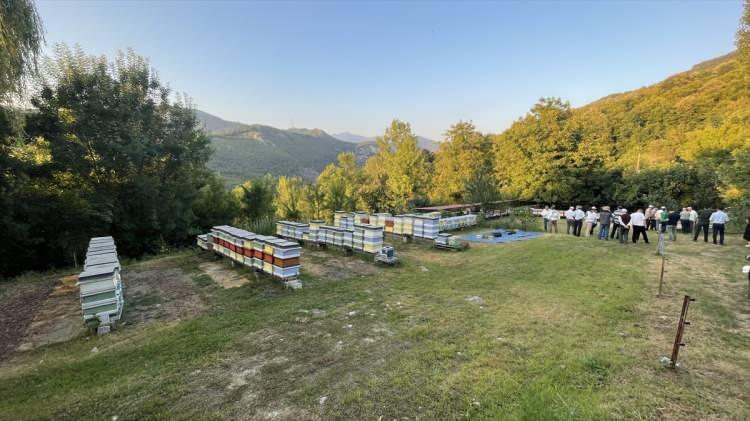 <p>"Yenice ormanlarının bu bölgeye kattığı çok önemli özellik var. WWF'nin 1999 yılında yapmış olduğu bir çalışma var. Özellikle biyoçeşitlilik açısından korumaya değer görülen en zengin 100, Türkiye'de ise 10 orman alanından birisi Yenice Ormanları. Bu bölgede de doğal yayılış gösteren gümüşi ıhlamurdan üretilen bir bal, o açıdan önemli. Ülkemizde birçok yerde yetişiyor olabilir ama bu özellikler buradakine ayrıcalık katıyor. Bu nedenle biz de tescillemek istiyoruz, coğrafi işaret hem üretici hem de tüketicilerimiz açısından önemli."</p>
