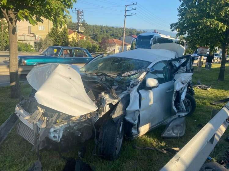 <p>Kaza, saat 19.00 sıralarında merkez Osmangazi ilçesi Bursa-Yalova yolu üzerinde meydana geldi. Edinilen bilgiye göre, Bursa yönüne seyir eden 16 EG 314 plakalı tır, yol kenarındaki bariyerlere çarpıp yaklaşık 10 metrelik köprüden park halindeki otomobilin üstüne uçtu.</p>