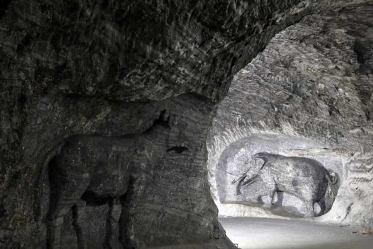 <p>Çankırı Belediyesi, "Yer Altı Tuz Şehri" diye adlandırılan ve yılda yaklaşık 120 bin kişinin ziyaret ettiği tuz mağarasının, kent turizminin lokomotifi olması için harekete geçti.</p>
