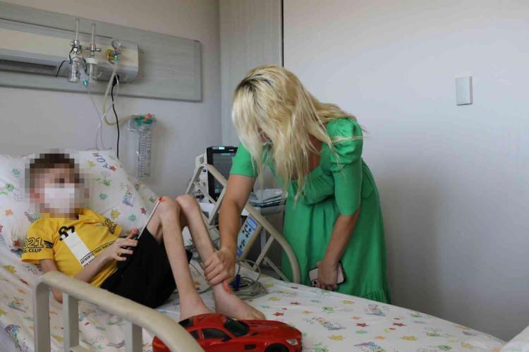 <p> Hastane çıkışında açıklamalarda bulunan AÜ Rektörü Prof. Dr. Özlenen Özkan, “Genel durumu bir miktar daha iyi durumda. Uzun bir süreç olacak. Kısa sürede bir iyileşme beklemiyoruz. Yavaş yavaş olacak. Bu anlamda kan tablosu ve kalp atışı daha iyi. Fazla yoğunlukta bir ilgi ile karşılaştı. Bu ona da ilginç geliyor. Kendini güvende hissediyor olması bile çok pozitif bir şey. Dünden bugüne 300 gram kilo aldı. Her gün takip edilecek. Bizim için kilo önemli bir kriter” dedi.</p>