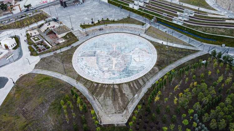 <p>Büyükşehir Belediye Başkanı Lütfü Savaş, AA muhabirine, 44 şehirden getirilen farklı renklerdeki doğal mermer taşların birleştirildiği "Ortak Varoluş Mozaiği"nin, 300 kişinin 7 aylık çalışmasının ardından martta tamamlandığını söyledi.</p>