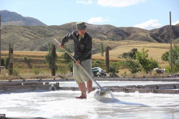 <p>Yılmaz, başka bir kaynaktan elde ettikleri tuzun da özel olduğunu dile getirerek, "Bu 84 mineral 2 element dediğimiz özel bir tuz, vücutta sindirilebilen bir tuzdan bahsediyorum. </p>