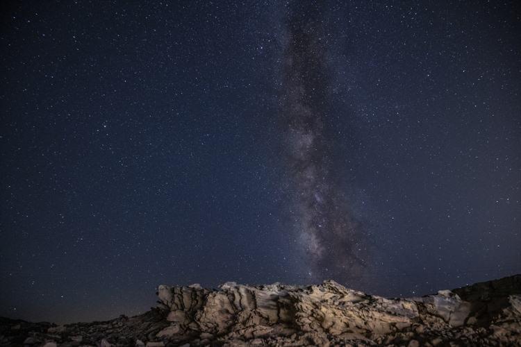 <p>Necef Çölü bölgesinde gece karanlığında Samanyolu Galaksisi ve yıldızlar ile güzel görüntü oluşturdu.</p>
