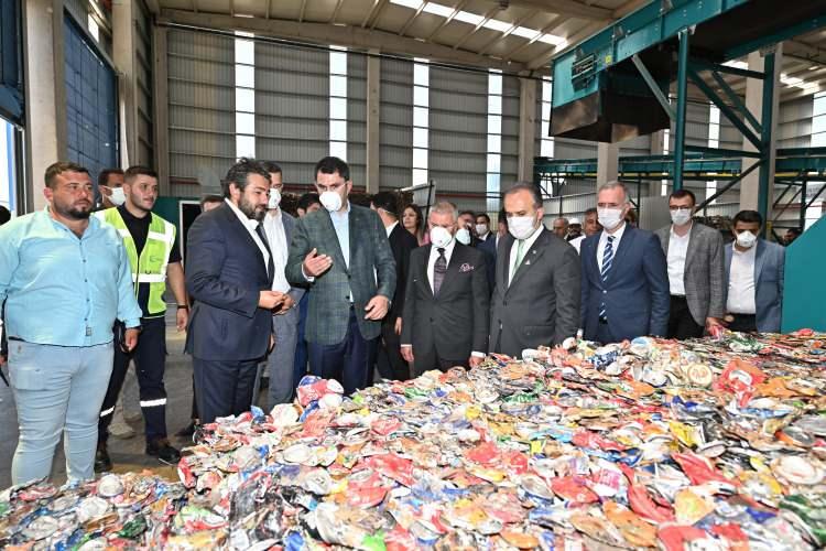 <p>Bursa’nın doğu bölgesinde bulunan 5 ilçeye hizmet veren bu tesisimiz sene sonunda inşallah tam kapasiteye ulaşacak. Bursa’nın toplam atığının yüzde 40’ını dönüştürecek, atığı ekonomik değere dönüştürecek. Aynı zamanda buradan elde edilecek enerji, 75 bin konutumuzun enerji ihtiyacı karşılanacak. Peki, bu tesisle yetinecek miyiz? Bunun bir kardeşini de hızlıca batı bölgesinde inşa edeceğiz. Belediyemiz bu noktada hummalı bir şekilde çalışıyor. Şimdi buradan hep birlikte söz veriyoruz. Belediyemizin yanında olmaya devam edeceğiz. Batı tesisimizi 2024 yılında tamamlayacak, Bursa’nın tamamında atıkları ekonomiye kazandıracağız, Bursa’nın ekonomisini, yavrularımızın sağlıklı yarınlarını en güçlü hale getireceğiz” diye konuştu</p>
