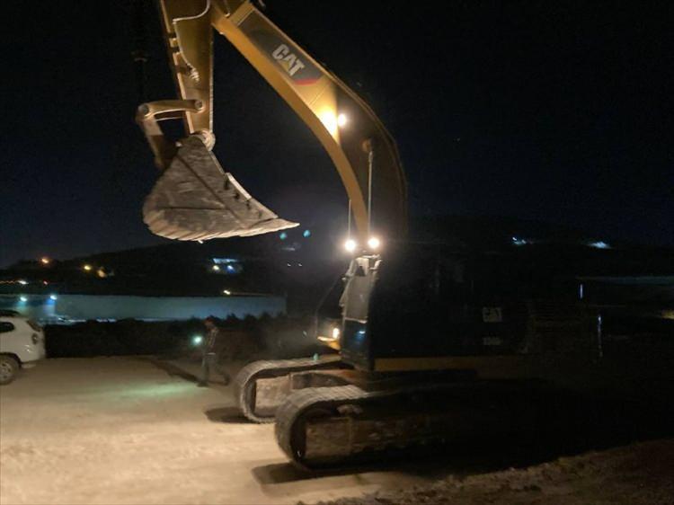 <p>Öte yandan otoyolda oluşan uzun araç kuyruklarının tahliyesi için de alternatif yol güzergahlarının hazırlanmasına yönelik çalışma başlatıldı.</p>
<p> </p>